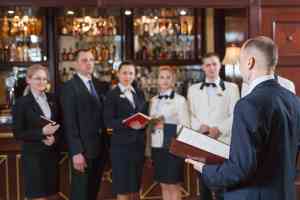 © Andrey - stock.adobe.com Hotelpersonal bei Meeting