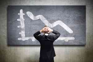 Person steht vor Tafel