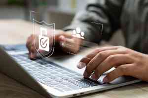 Mann tippt auf Laptop